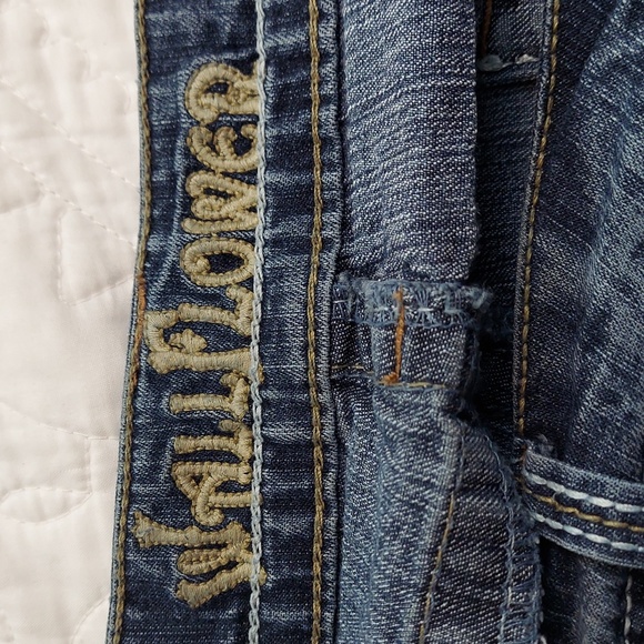 โข Wallflower Stretchy Distressed Cropped Capri Jeans, Medium Blue Wash. Size 20 - Picture 5 of 10